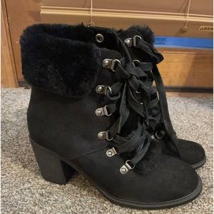 Excellent condition black snow boots. Size 6.5